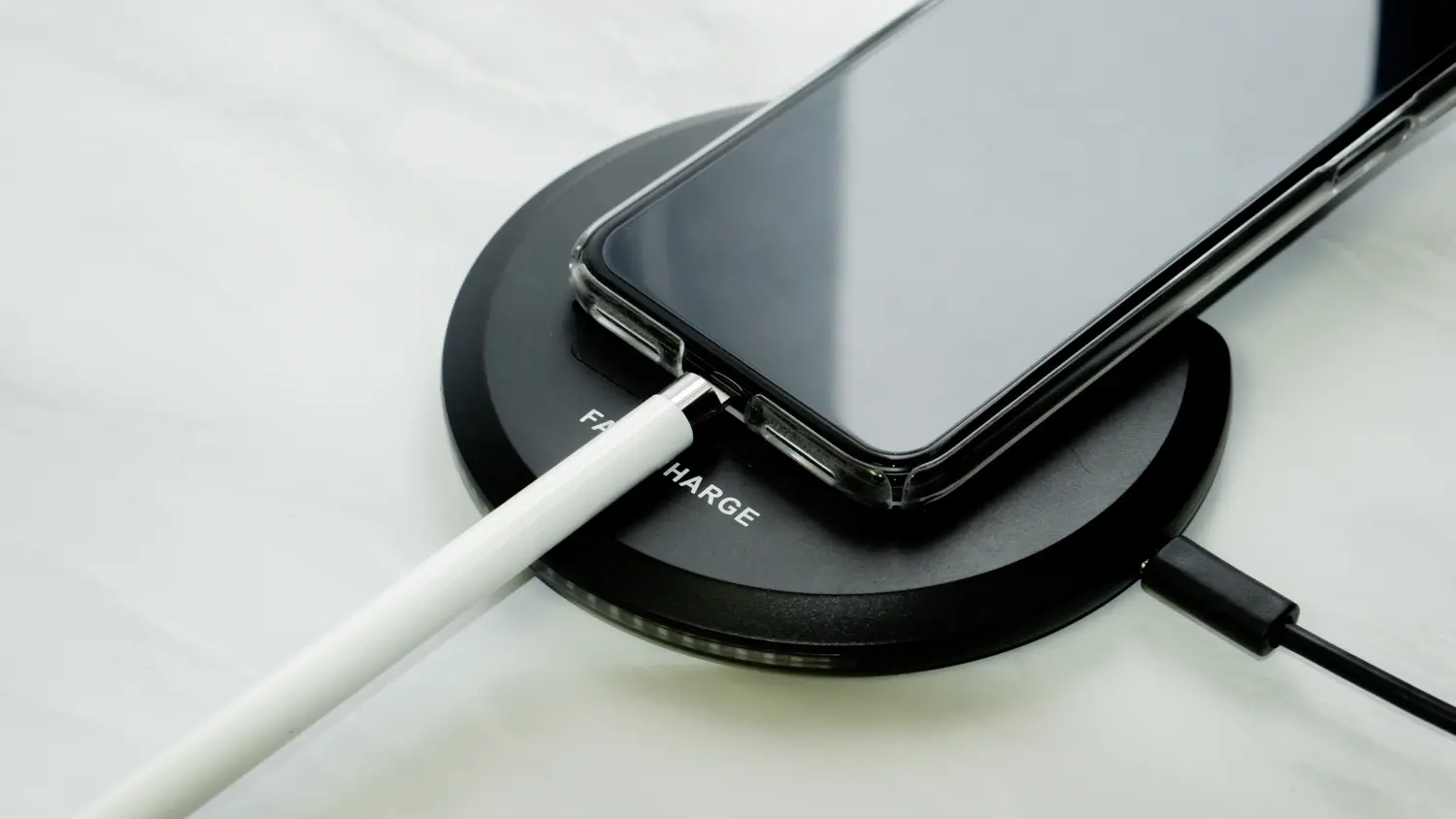 置くだけ充電しながらiPhoneをApplePencilに挿す