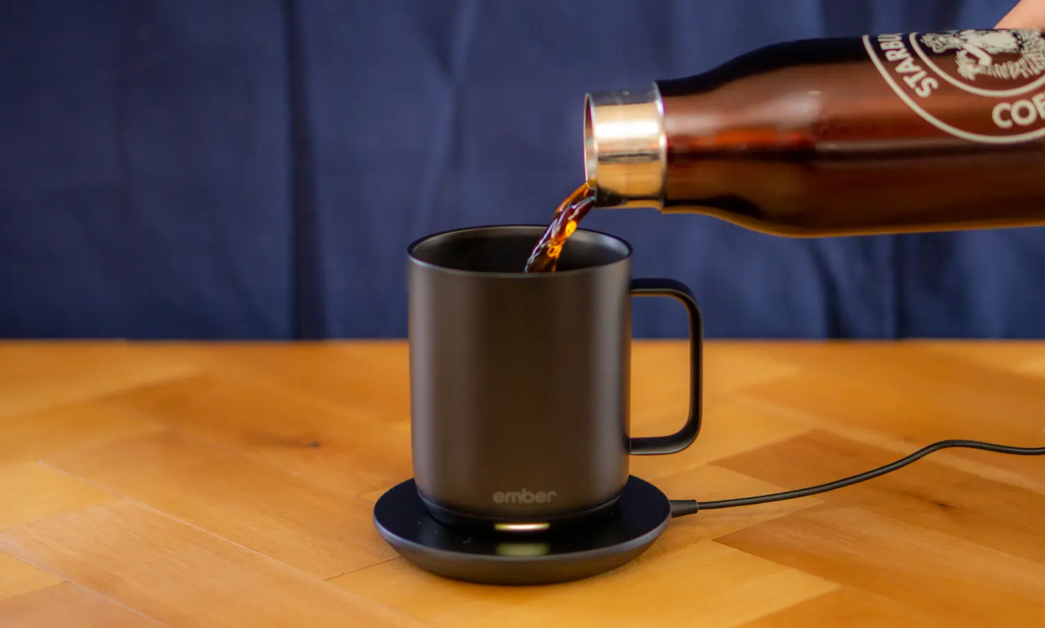 コーヒーを注ぐ様子