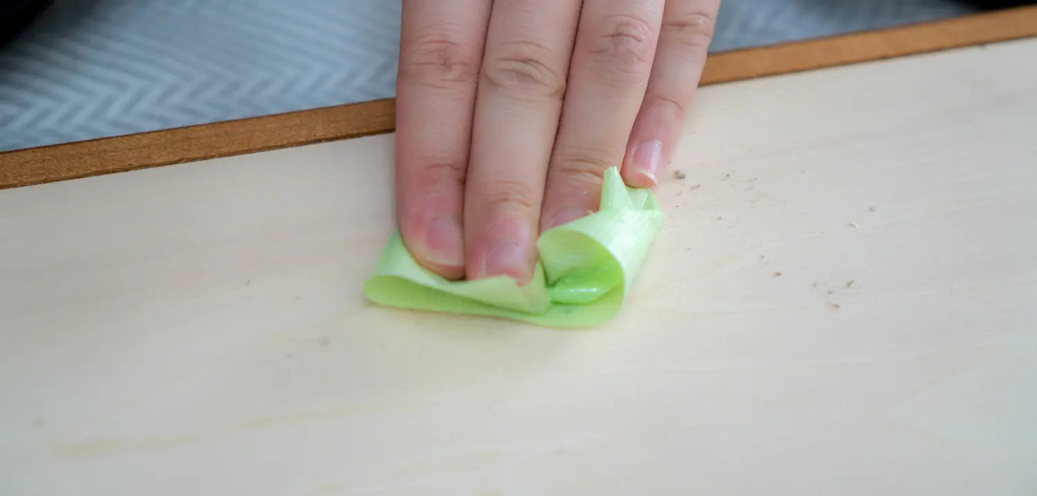 木くずを粘着テープで回収する様子