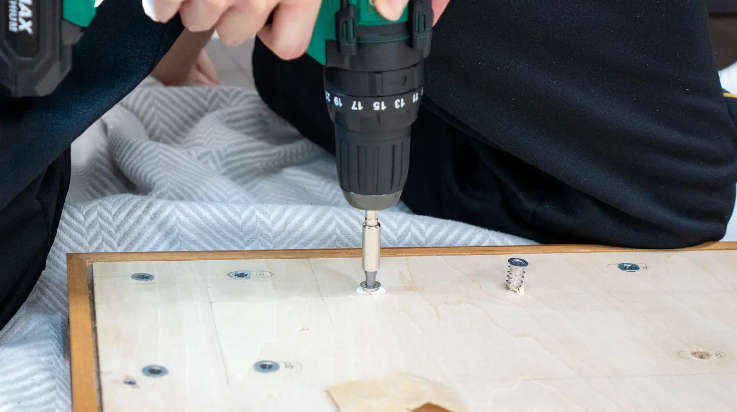 電動ドライバーで鬼目ナットをゴリ押しする様子