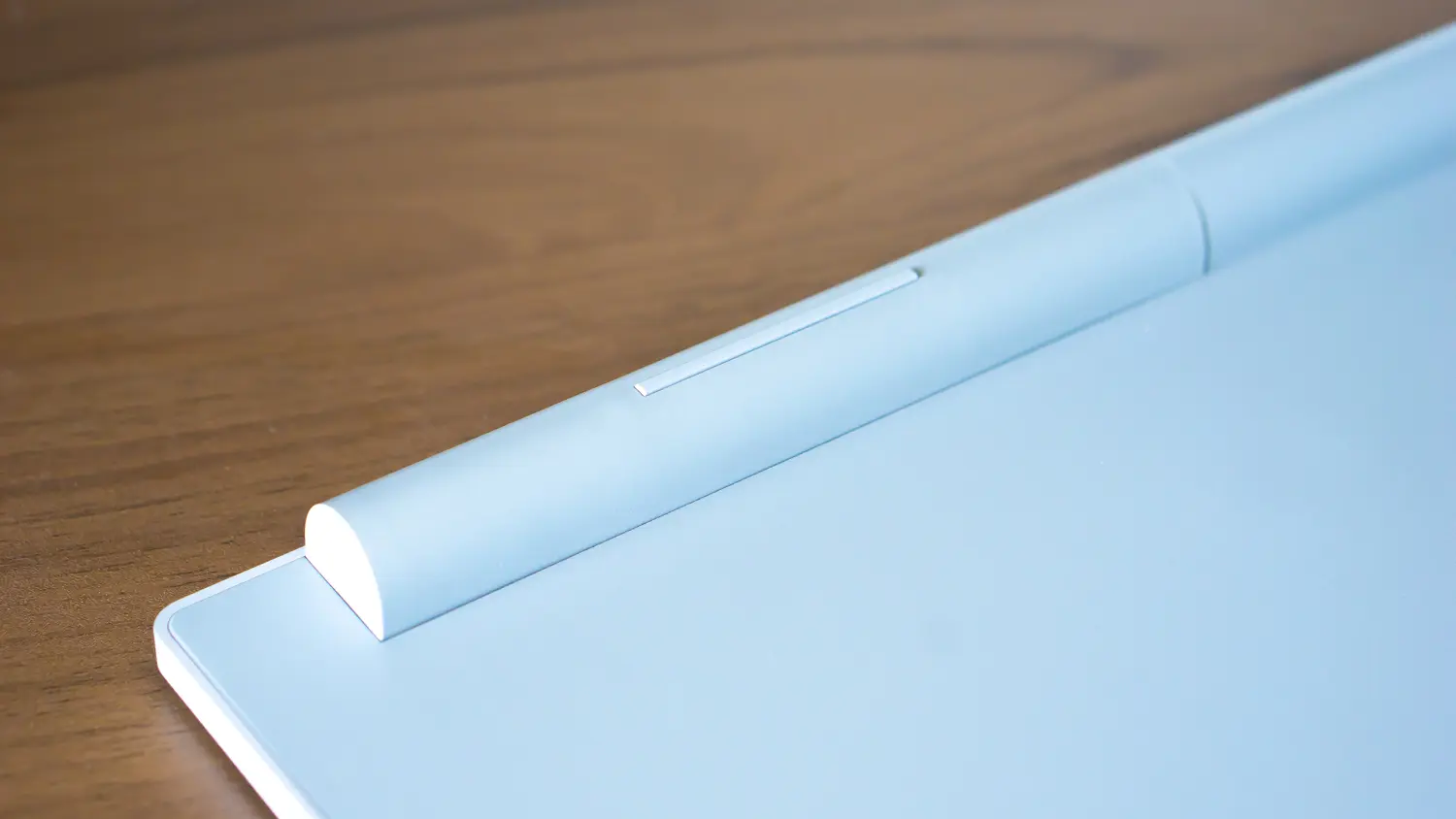 背面の電池カバー