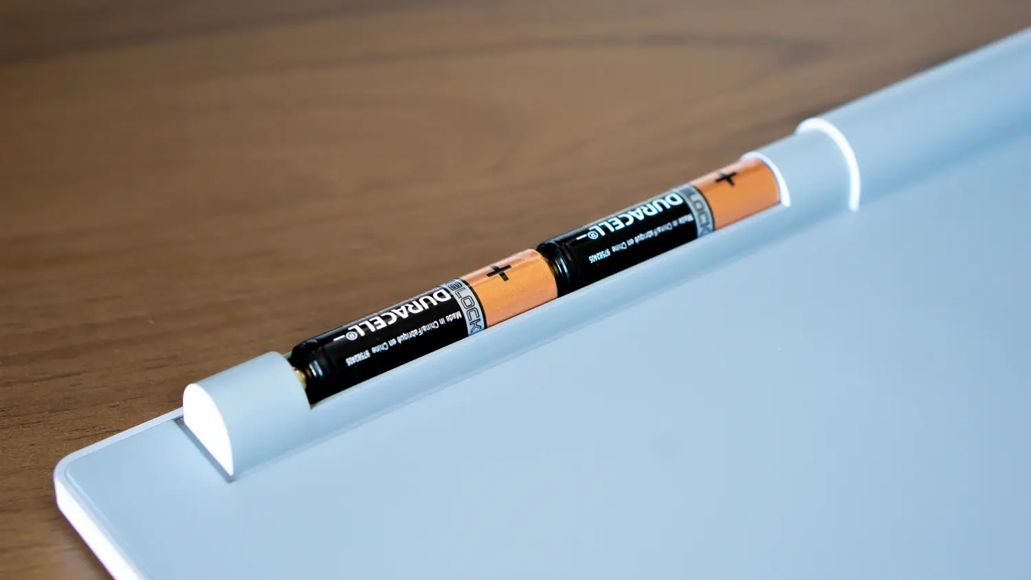 マグネット式で吸い寄せられる